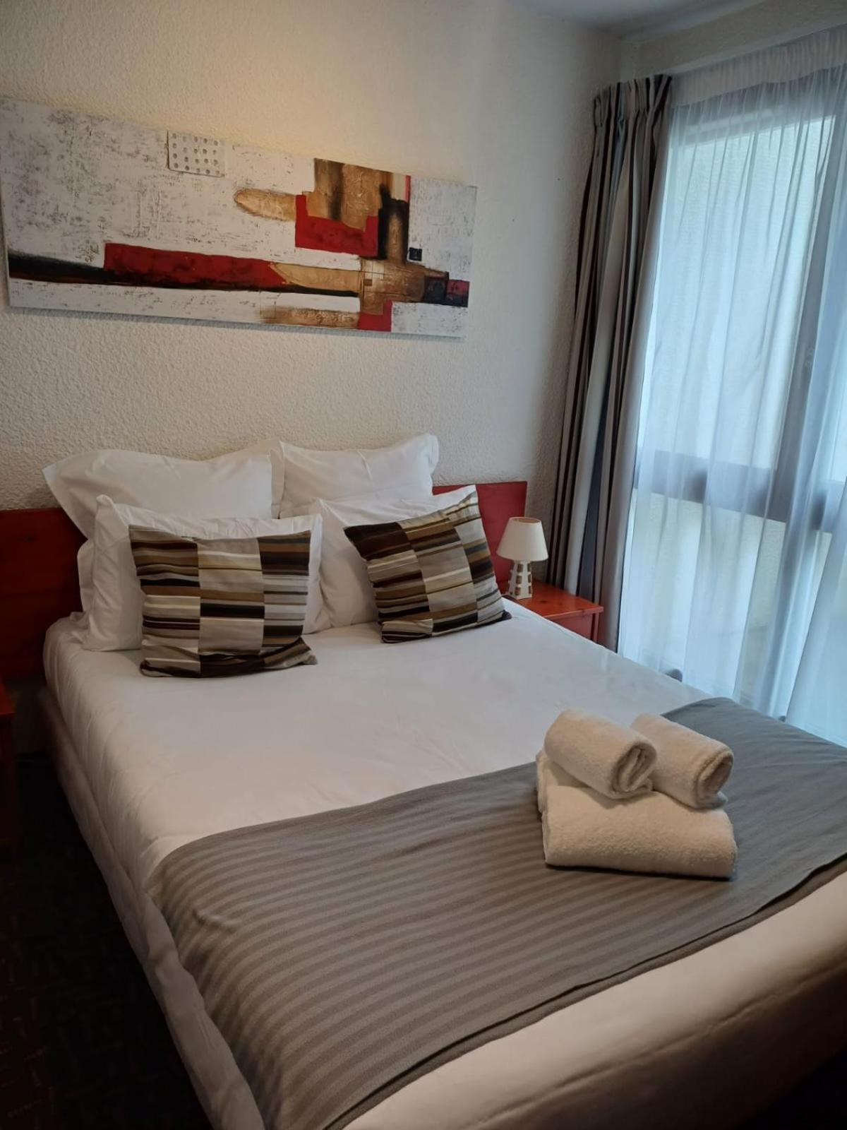 Hotel-restaurant La Belle Poule - Contact Hotel Rochefort (Charente-Maritime)